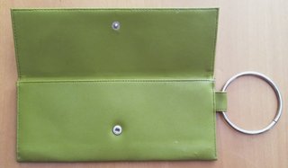Bolso de mano verde con aro metálico