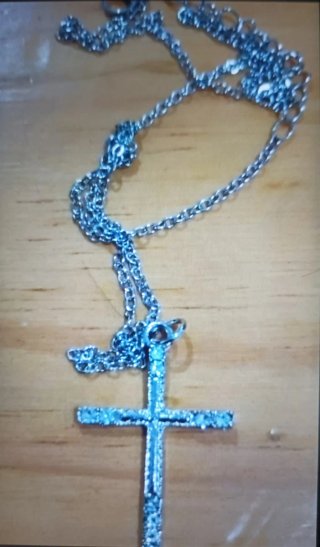 Collar con colgante de cruz brillante