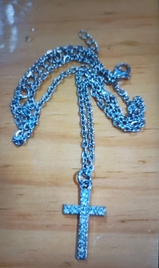 Collar con colgante de cruz brillante