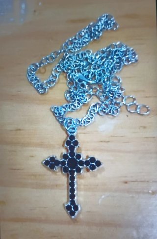 Collar con colgante de cruz brillante