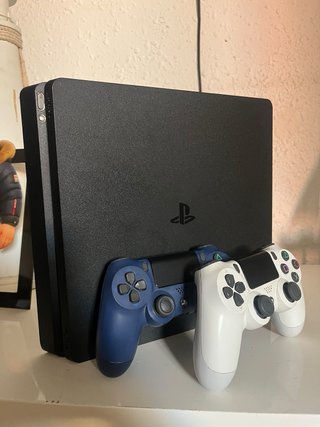 Consola PS4 + Juego Plants vs Zombies