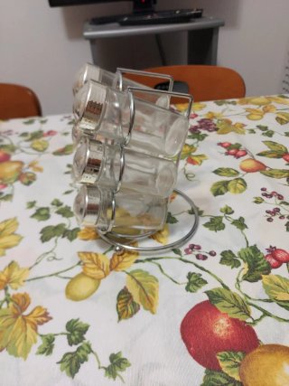 Portaspezie in vetro con supporto metallico