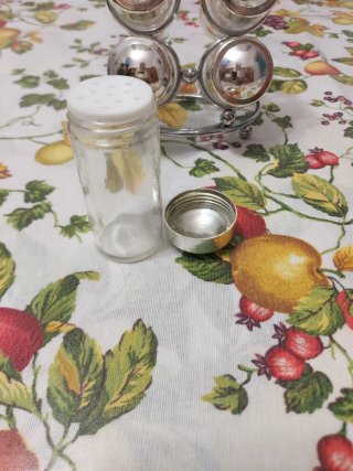 Portaspezie in vetro con supporto metallico