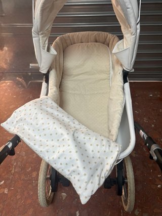 Cochecito de bebé color crema