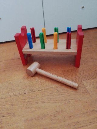 Giocattoli in legno con martello e chiodi colorati