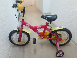 Bicicleta infantil roja con ruedines