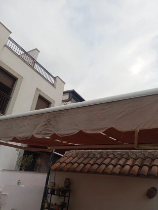 Toldo eléctrico retráctil