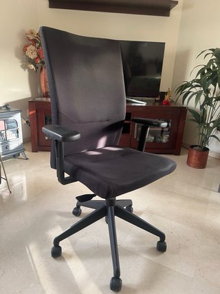 Silla de oficina ergonómica negra