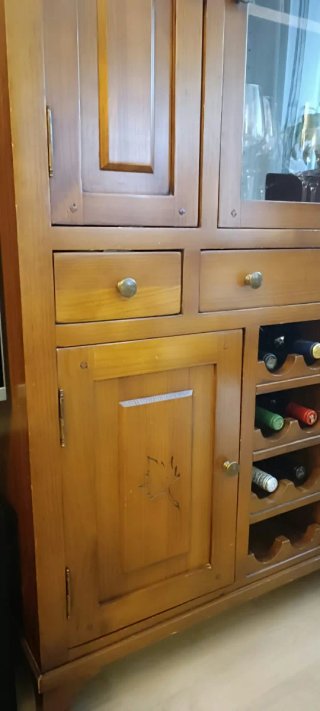 Conjunto de muebles de salón de madera rústicos.