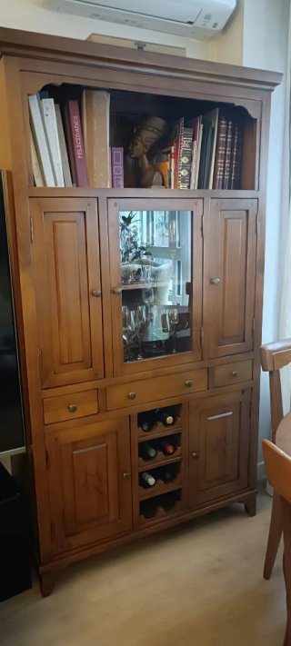 Conjunto de muebles de salón de madera rústicos.
