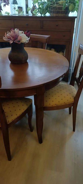 Conjunto de muebles de salón de madera rústicos.