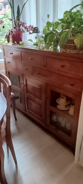 Conjunto de muebles de salón de madera rústicos.