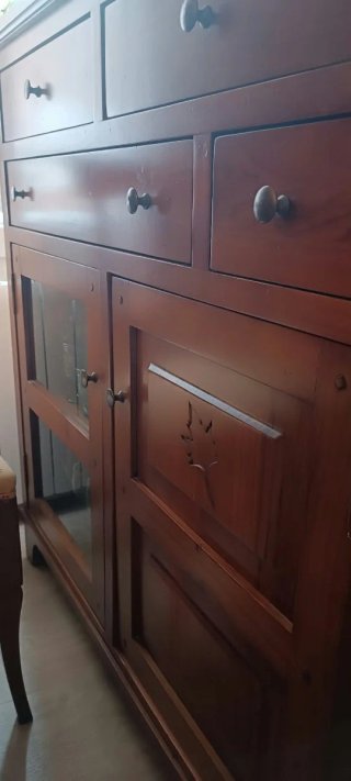Conjunto de muebles de salón de madera rústicos.