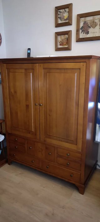 Conjunto de muebles de salón de madera rústicos.