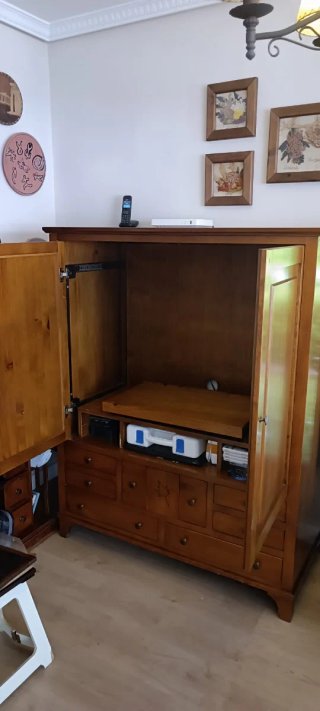 Conjunto de muebles de salón de madera rústicos.
