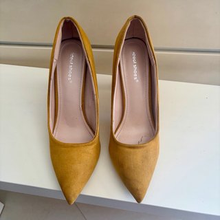 Zapatos de Tacón de Ante Amarillo Mostaza!!