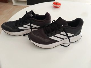 Zapatillas Adidas Negras y Blancas