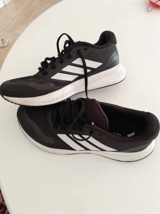 Zapatillas Adidas Negras y Blancas