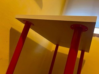 Mesa escritorio blanca patas rojas