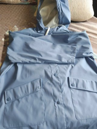 Gabardina azul cielo con capucha