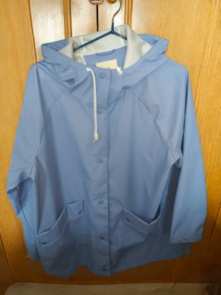 Gabardina azul cielo con capucha