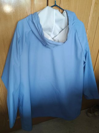 Gabardina azul cielo con capucha