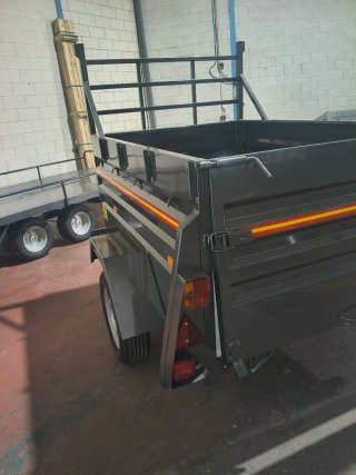 Remolque basculante por inercia