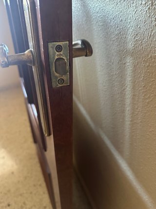 Puerta de madera oscura, ciegas 6 y 3 con cristal.