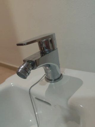 Bidé con grifo