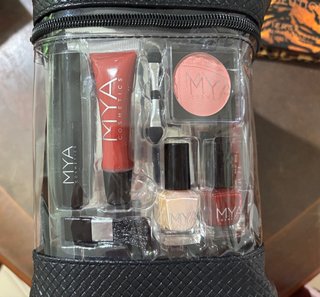 Paletas Revolution y set de maquillaje M.Y.A.