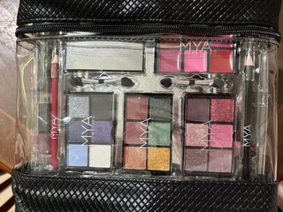 Paletas Revolution y set de maquillaje M.Y.A.