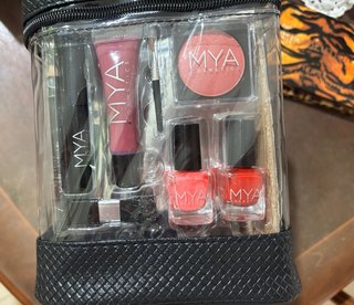 Paletas Revolution y set de maquillaje M.Y.A.