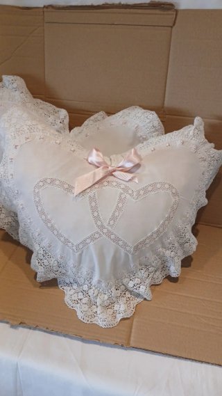 Almofada Coração Bordada com Laço Rosa