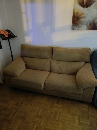 Sofá de tela beige