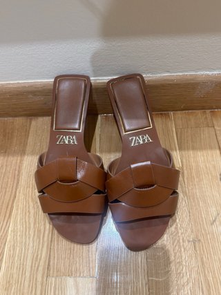 Sandalias planas Zara