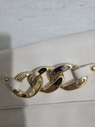 Bolso Cartera Beige con Cadena Dorada