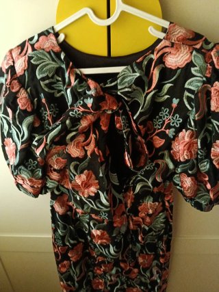 Vestido bordado floral con flecos
