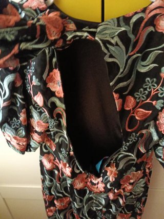 Vestido bordado floral con flecos