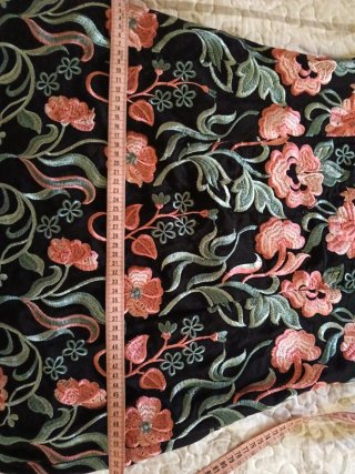 Vestido bordado floral con flecos