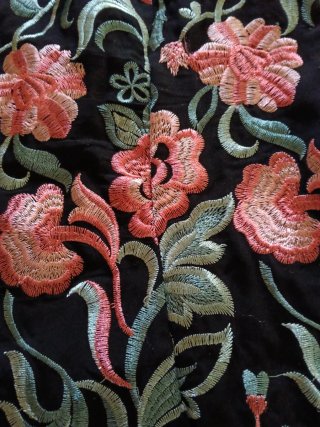 Vestido bordado floral con flecos