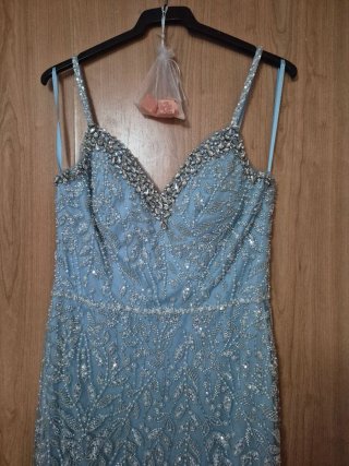 Vestido de fiesta azul y plateado