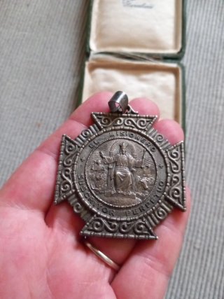 Medallón antiguo religioso.