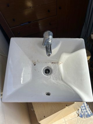 Mueble de baño con lavabo, grifo y encimera