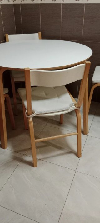 Mesa redonda Ikea y 4 sillas