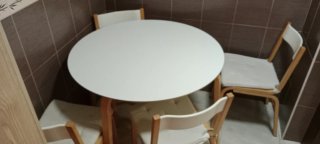 Mesa redonda Ikea y 4 sillas