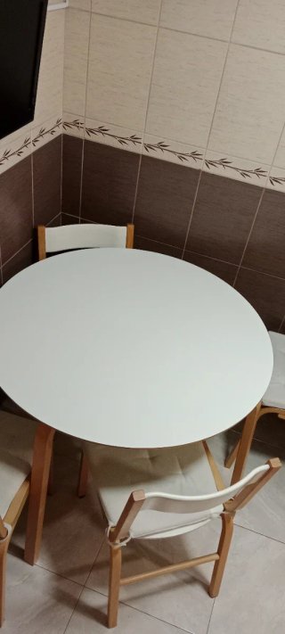 Mesa redonda Ikea y 4 sillas
