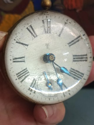 Reloj de sobremesa antiguo raro, lupa. A restaurar