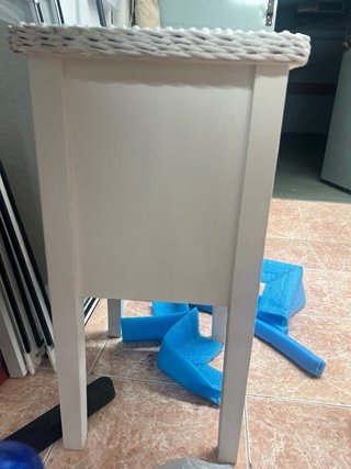 Comodino in vimini e legno