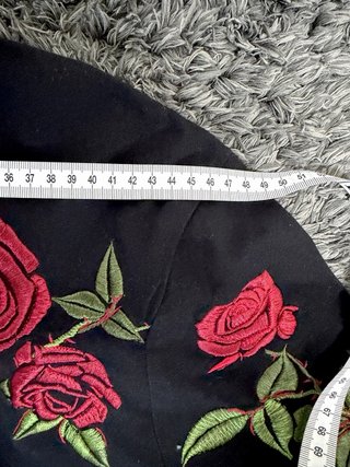 Camiseta Zara Negra Bordado Flores Talla L