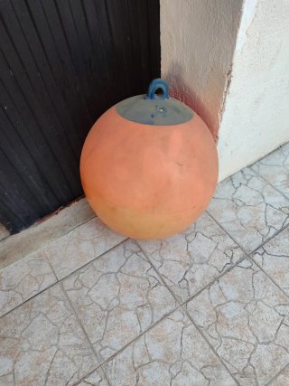 Boya naranja para barco